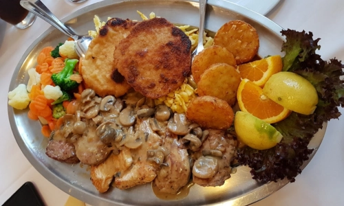 Amberger Hof Spezialität mit Fleisch und Beilagen
