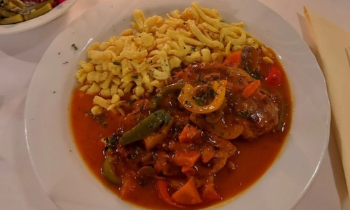 Kroatische Nudeln mit Gulasch